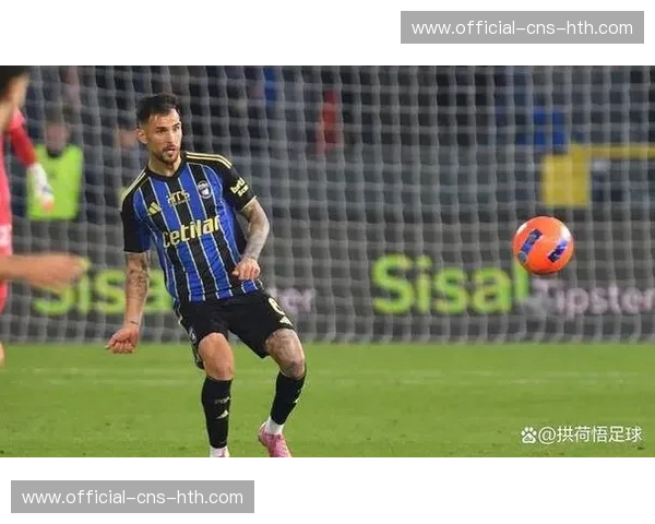 路易吉·费拉里斯球场氛围火热，热那亚球迷助威声震天